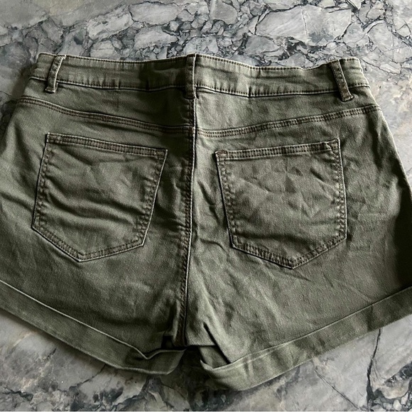 H&M Shorts - Picture 2 of 3